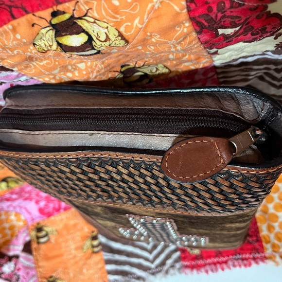 Embossed leather book cover with cross - Picture 4 of 8